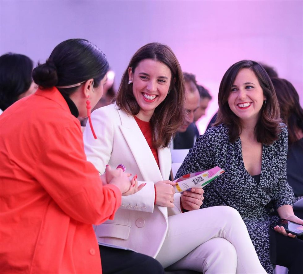 Archivo - (I-D) La periodista Nerea Pérez de las Heras, la ministra de Igualdad, Irene Montero, y la ministra de Derechos Sociales, Ione Belarra Urteaga, durante el acto, a 16 de noviembre de 2022, en Madrid (España).