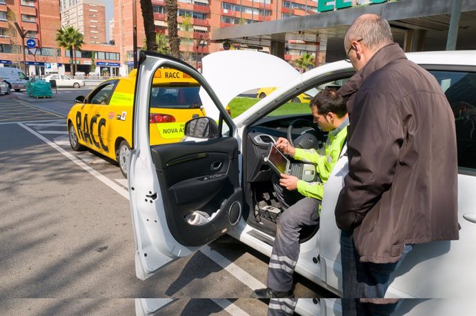 Archivo - Asistencia en carretera coche RACC