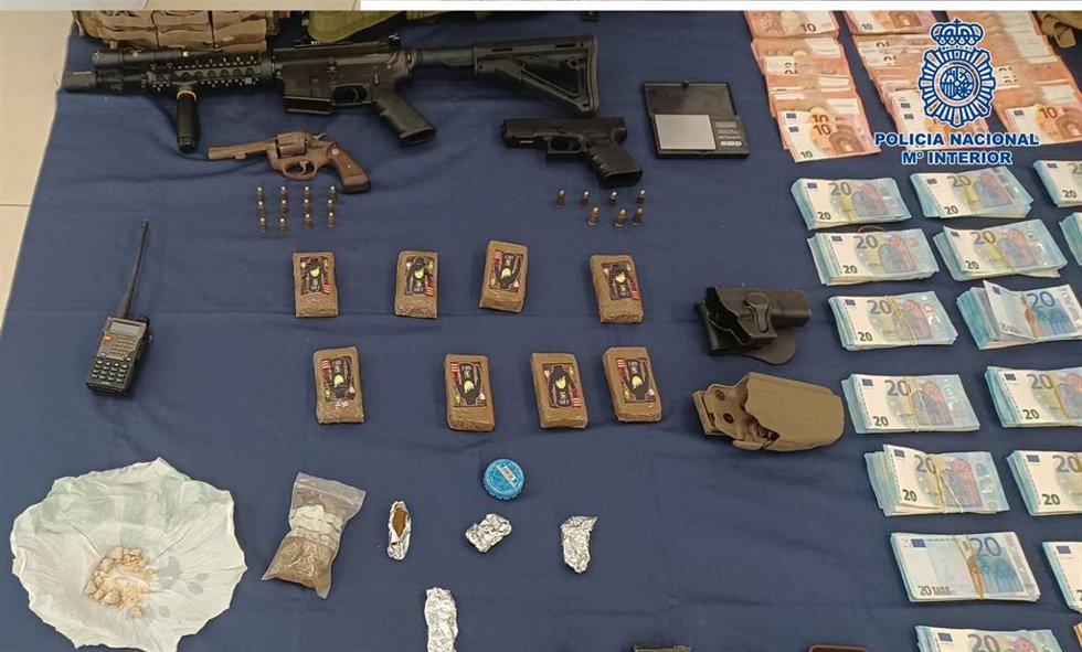 Incautan armas, ropa militar y 25 kilos de marihuana en una operación contra el tráfico de drogas en Sanlúcar (Cádiz)