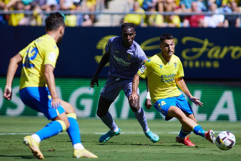 Archivo - Nicolas Jackson of Villarreal and Fede San Emeterio of Cadiz in action during the spanish league, La Liga Santander, football match played between Cadiz CF and Villarreal CF at Nuevo Mirandilla stadium October 1, 2022, in Cadiz, Spain.