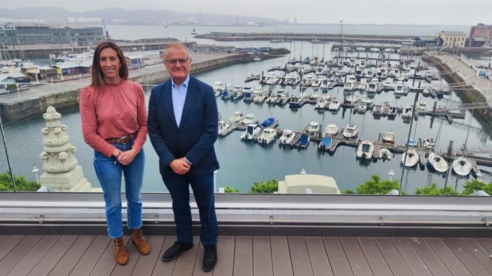 El candidato del Partido Popular a la Presidencia del Principado, Diego Canga, junto a la candidata municipal del PP gijonés, Ángela Pumariega, en Gijón