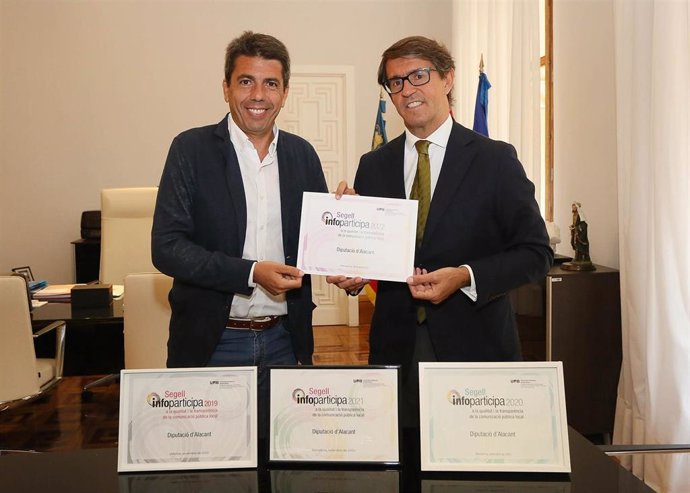 El presidente de la Diputación de Alicante, Carlos Mazón y el diputado Juan de Dios Navarro en la obtención del Sello Infoparticipa que otorga la Universidad de Barcelona y el CEU.