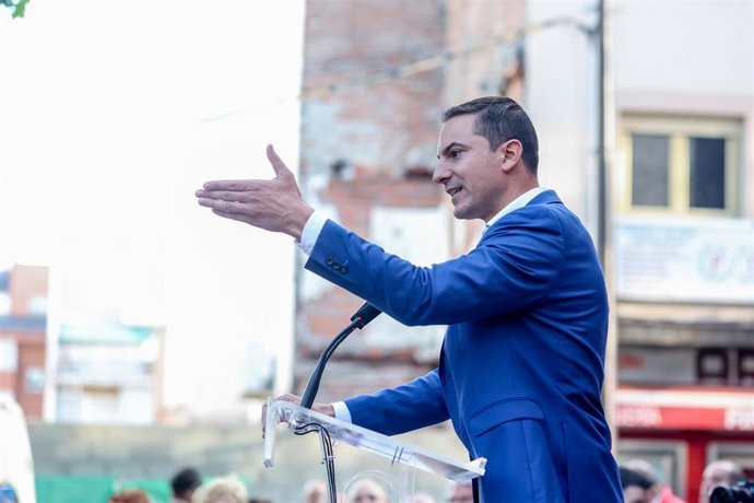 El candidato del PSOE a la Presidencia de la Comunidad de Madrid, Juan Lobato, interviene durante un acto de campaña del PSOE, en la Plaza de España, a 17 de mayo de 2023, en Leganés, Madrid (España). El acto se ha celebrado de cara a las próximas elecc