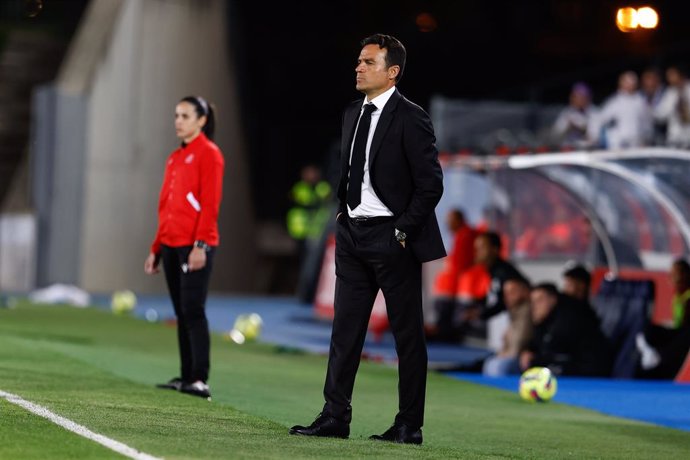 Archivo - Alberto Toril, head coach of Real Madrid, looks on during the spanish women league, Liga F, football match played between Real Madrid and Levante Las Planas at Alfredo Di Stefano stadium on March 31, 2023, in Valdebebas, Madrid, Spain.