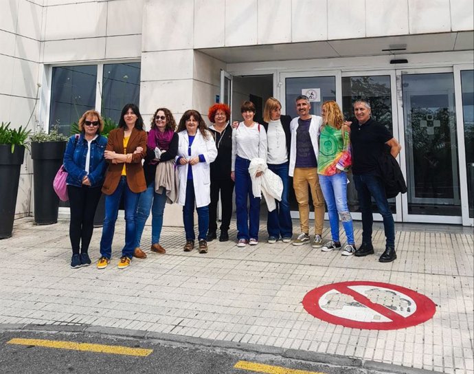La candidata de Podemos Asturies a la Presidencia del Gobierno de Asturies, Covadonga Tomé, se reúne con un grupo de profesionales sanitarias del hospital de Cabueñes, en Gijón