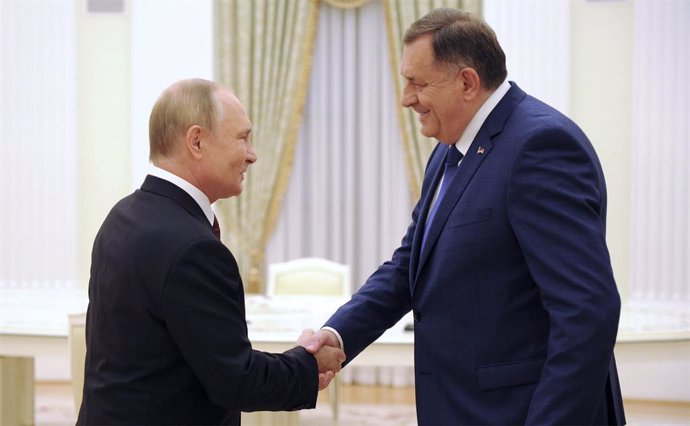 Archivo - September 20, 2022, Moscow, Russia: Russian President Vladimir Putin welcomes Bosnian Serb leader Milorad Dodik, right, of the Bosnia Herzegovina tripartite presidency, prior to their bilateral face-to-face meeting at the Kremlin, September 20, 