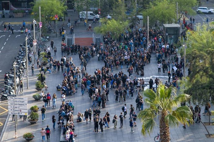 Concentración en la plaza Universitat de Barcelona a favor de las ocupaciones de la Runa y el Kubo de la plaza Bonanova. El 23 de mayo de 2023.