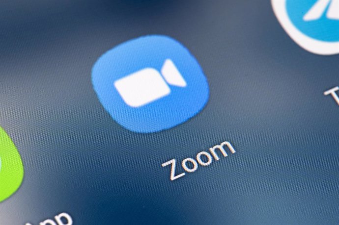 Archivo - FILED - 21 January 2022, Berlin: The Zoom app icon is seen on the screen of a smartphone. Photo: Fabian Sommer/dpa