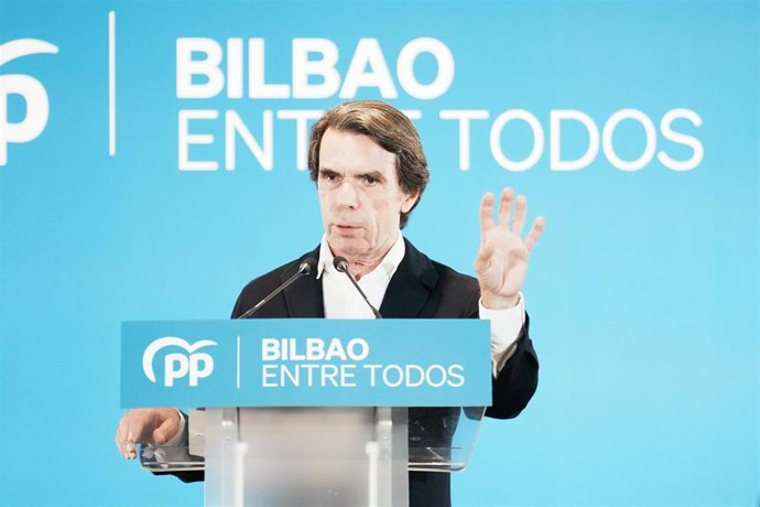 El expresidente del Gobierno, José María Aznar, durante un mitin electoral en Bilbao
