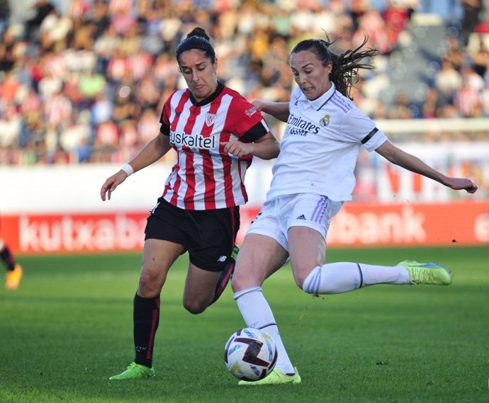 Caroline Weir conduce la pelota en el Athletic Club-Real Madrid de la Liga F 2022-2023