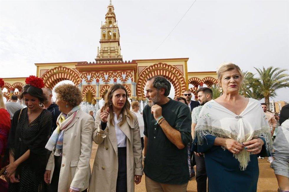 Irene Montero (centro), en la Feria de Nuestra Señora de la Salud de Córdoba.