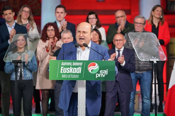 El presidente del EBB del PNV, Andoni Ortuzar, interviene en un mitin de campaña