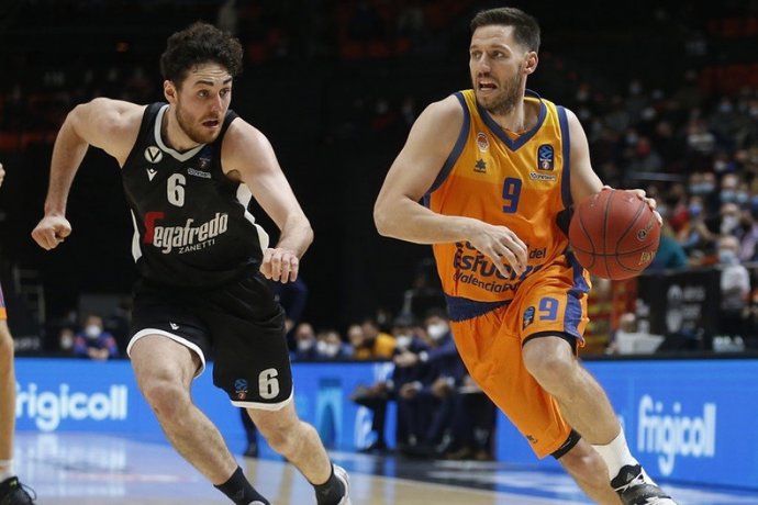 Archivo - Sam Van Rossom en un partido del Valencia Basket contra la Virtus Bolonia