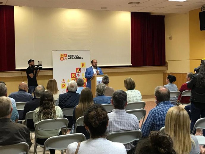 El candidato del PAR a la Presidencia de Aragón, Alberto Izquierdo, en Peñarroya.