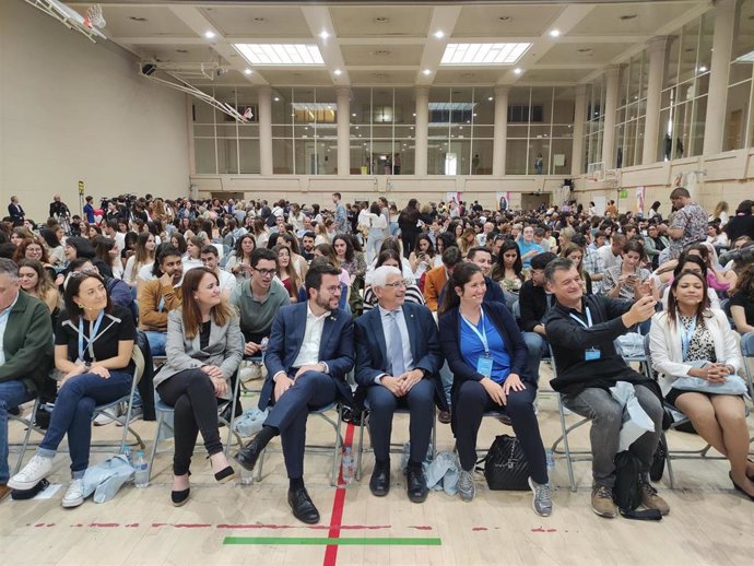 El presidente de la Generalitat, Pere Aragons, y el conseller de Salud, Manel Balcells, durante el acto de bienvenida de los nuevos MIR del sistema de salud en la sede del Institut Nacional d'Educació de Física de Catalunya (INEFC)
