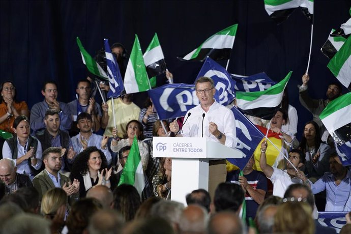 El presidente del Partido Popular, Alberto Núñez Feijóo, participa en un acto electoral del PP, en el Pabellón Juan Serrano Macayo de Cáceres