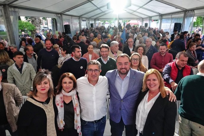 Mónica Ronderos, Adriana Lastra, Patxi López, Adrián Barbón y Carmen Arbesú en un acto político de los socialistas en Langreo
