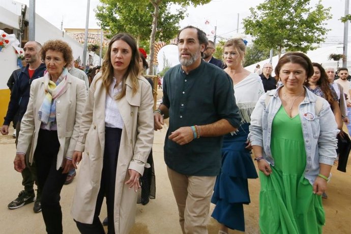 Irene Montero y Juan Hidalgo (centro) pasean por la Feria de Córdoba.