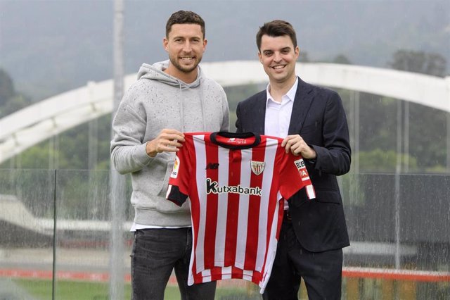 Óscar de Marcos, tras renovar con el Athletic Club.