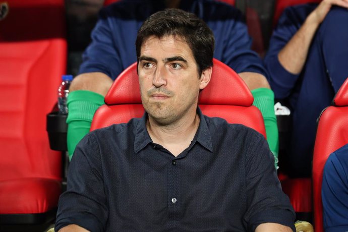 Andoni Iraola sentado en el banquillo durante un partido del Rayo Vallecano