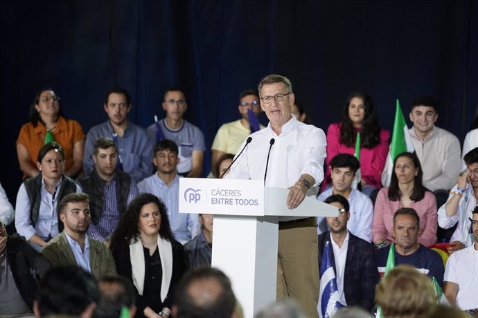 El presidente del Partido Popular, Alberto Núñez Feijóo, participa en un acto electoral del PP, en el Pabellón Juan Serrano Macayo, a 23 de mayo de 2023, en Cáceres, Extremadura (España). Desde el comienzo de la campaña electoral, el pasado 12 de mayo, 