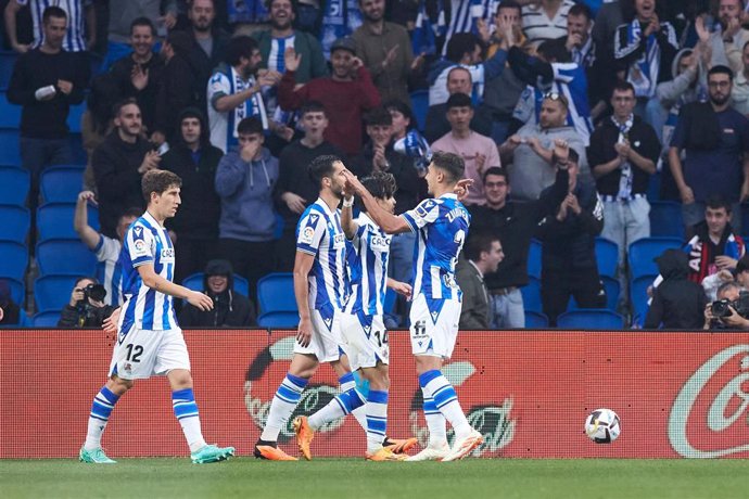Los jugadores de la Real Sociedad celebran el gol de Kubo ante la UD Almería