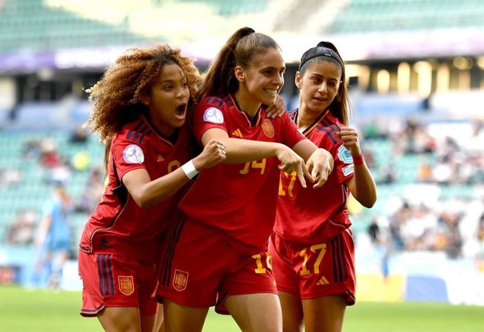 Varias jugadoras de la selección española sub-17 celebran un gol.