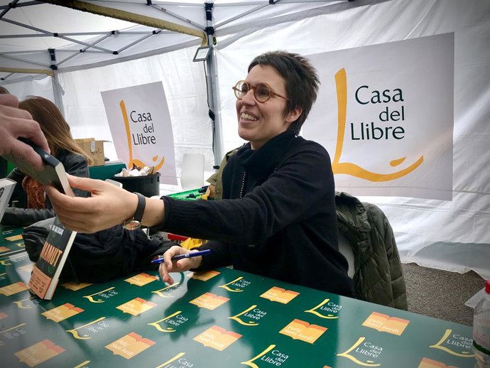 Archivo - Arxivo - L'escriptora i poeta Eva Baltasar en la seva signatura de llibres a Barcelona per Sant Jordi l'any passat