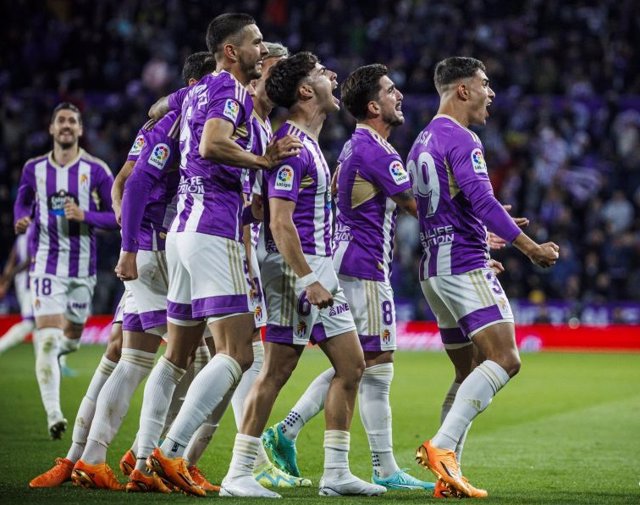 Los jugadores del Real Valladolid celebran uno de sus goles ante el FC Barcelona en LaLiga Santander 2022-2023