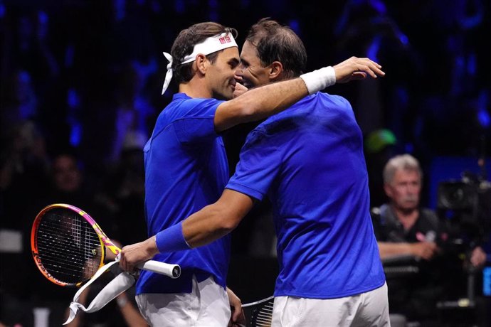 Archivo - Roger Federer y Rafa Nadal se abrazan tras un partido de la Copa Laver 2022