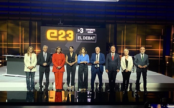 Los alcaldables en Barcelona Eva Parera (Valents), Xavier Trias (Junts), Ada Colau (BComú), Ernest Maragall (ERC), Jaume Collboni (PSC), Anna Grau (Cs) y Daniel Sirera (PP), junto a las periodistas Ariadna Oltra y Laura Rosel.