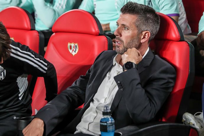 El entrenador del Real Valladolid, Paulo Pezzolano, durante un partido
