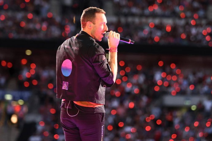 Archivo - 12 August 2022, United Kingdom, London: Chris Martin, the lead singer of Coldplay, performs on stage at Wembley Stadium in north London during the "Music of the Spheres" tour. Photo: Suzan Moore/PA Wire/dpa