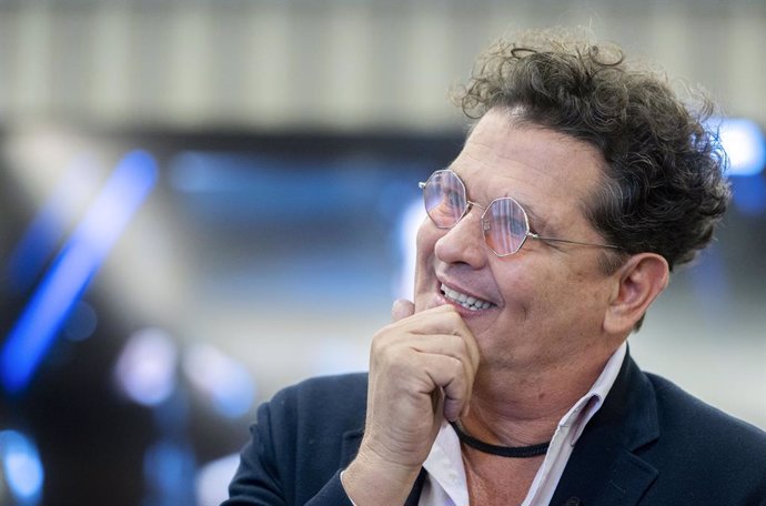 Archivo - El cantante Carlos Vives durante una entrevista con motivo del lanzamiento de su nuevo disco, en el Hotel Wellington, a 1 de marzo de 2023, en Madrid (España). El  nuevo álbum del cantante colombiano está dedicado al compositor de Vallenatos R
