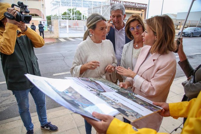 La ministra de Transportes, Movilidad y Agenda Urbana, Raquel Sánchez, con la alcaldesa y candidata a la reelección, Milagros Tolón.