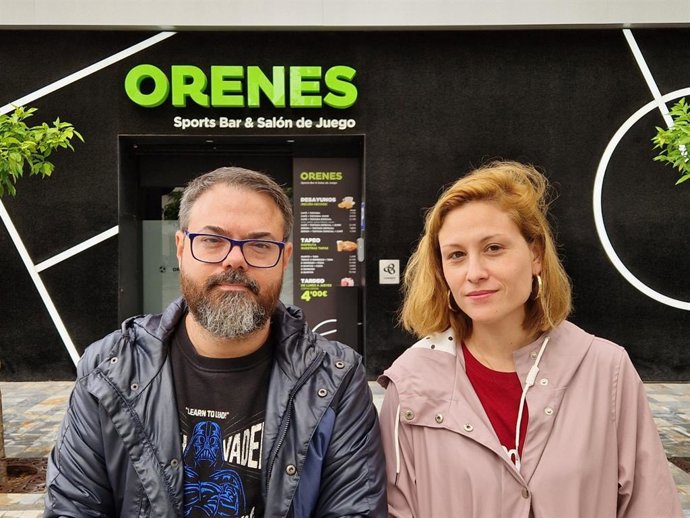 La candidata de Podemos, Izquierda Unida-Verdes y Alianza Verde (AV) a la Alcaldía de Murcia, Elvira Medina; y John David Babyack, número 2 de la coalición