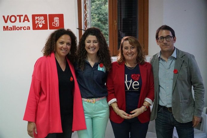 Catalina Cladera, Natalia Troya y Iago Negueruela durante la presentación de la candidatura de Troya a la alcaldía de Son Servera