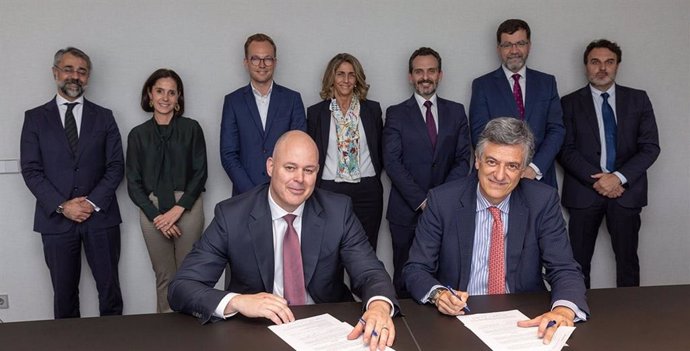 Joseba Campos, director general de la Clínica (derecha), y Ardie Ermers, vicepresidente de Elekta para Europa, firman el acuerdo para la compra del acelerador Unity con la presencia de directivos del hospital y de la compañía.