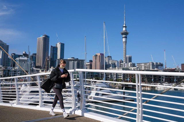 Archivo - Una persona pasea por un puente en Auckland (Nueva Zelanda).