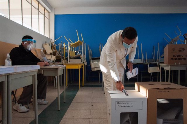 Archivo - Colegio electoral en Quito, Ecuador, en las elecciones de febrero de 2021