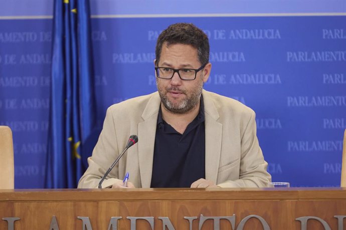 El portavoz del Grupo Mixto-AdelanteAndalucía, José Ignacio García, durante la ronda de ruedas de prensa de portavoces de los grupos parlamentarios con motivo de la reunión de la Mesa y de la Junta de Portavoces en el Parlamento de Andalucía, a 24 de ma