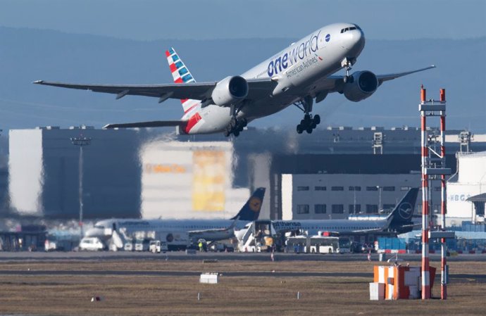 Archivo - FILED - 20 December 2021, Frankfurt_Main: A US American Airlines passenger plane takes off from Frankfurt Airport. American Airlines Group on Wednesday revised upwards its first-quarter adjusted earnings outlook, although it came in below anal