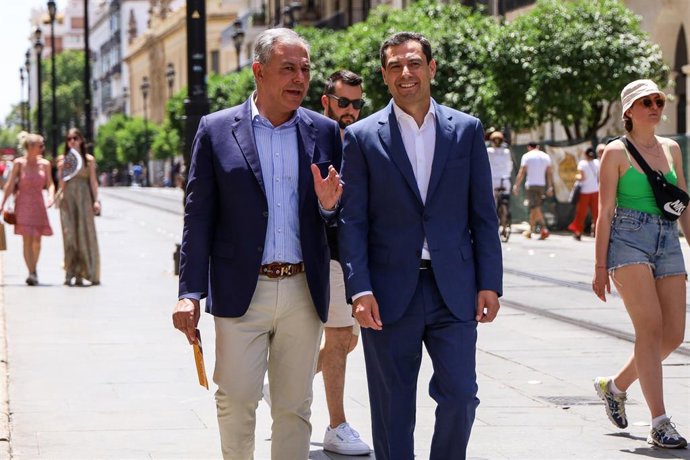José Luis Sanz junto con Juanma Moreno