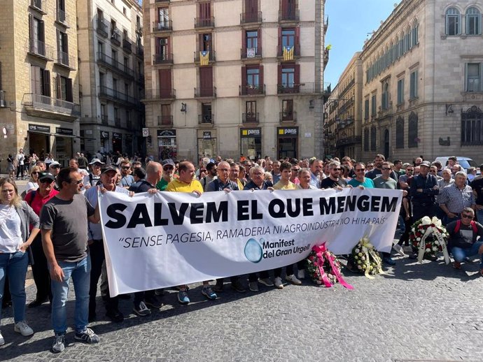 Manifestantes en la Plaza Sant Jaume de Barcelona contra las afectaciones de la sequía en Lleida