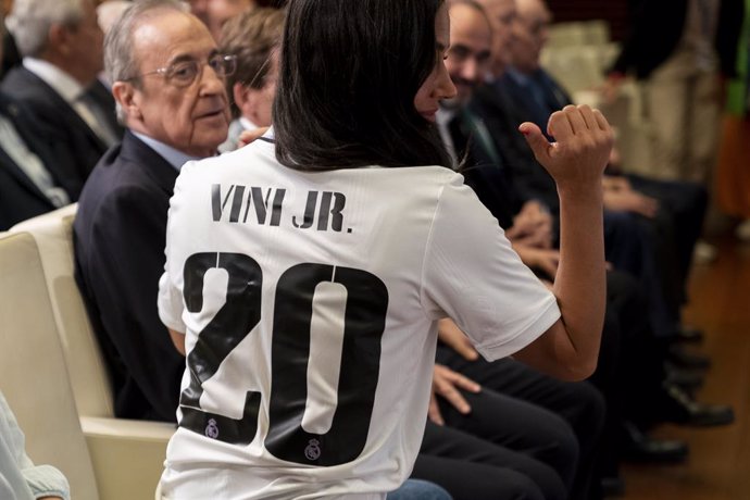 La vicealcaldesa de Madrid y candidata de CS a la Alcaldía, Begoña Villacís, enseña su camiseta tras recibir al Real Madrid de Baloncesto, campeón de la Euroliga 2022-2023, en el Salón de Actos del Palacio de Cibeles, a 23 de mayo de 2023, en Madrid (Es
