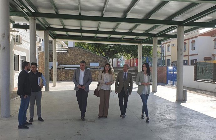 Visita del delegado de Desarrollo Educativo y Formación Profesional, Universidad, Tecnología e Innovación, Miguel Ángel Araúz, segundo por la derecha, al CEIP Antonio González Álvarez de Mairena del Alcor, en Sevilla.