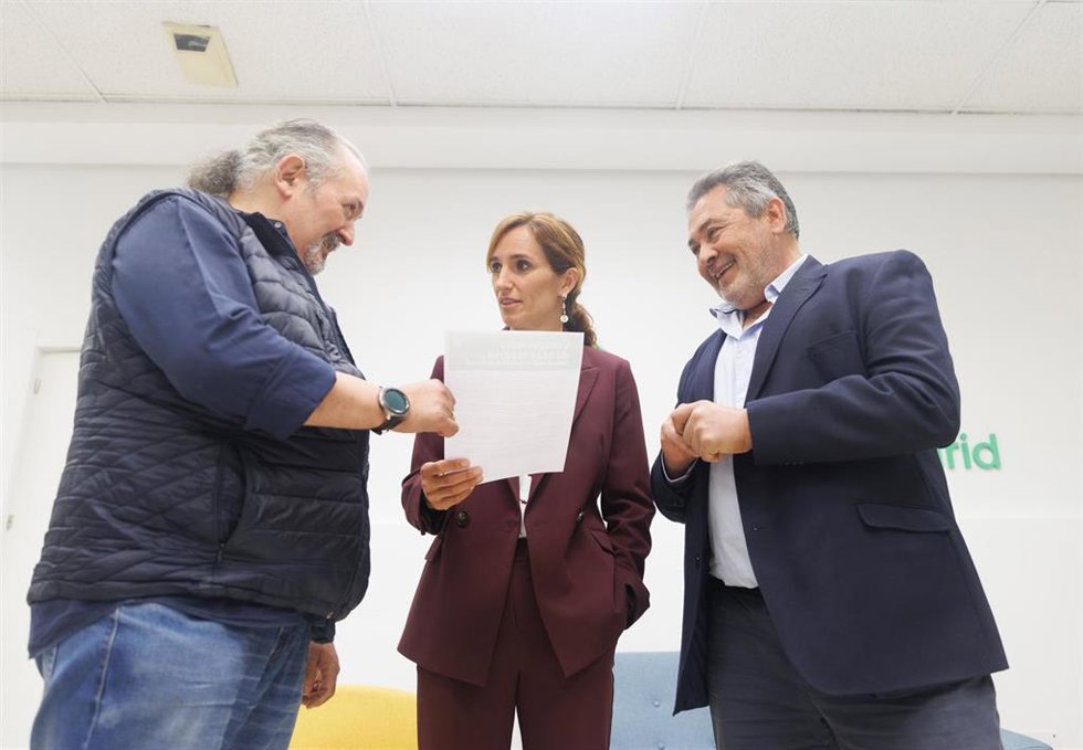 La candidata de Más Madrid a la Presidencia, Mónica García, junto al presidente de la federación del Taxi de Madrid, Julio Sanz (d) y el presidente de Élite Taxi Madrid, Javier Fernández Valero (i) durante su reunión, en la sede de Más Madrid