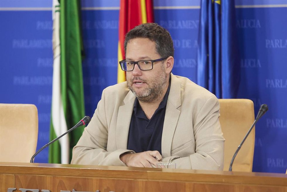 El portavoz del Grupo Mixto-AdelanteAndalucía, José Ignacio García, durante la ronda de ruedas de prensa de portavoces de los grupos parlamentarios con motivo de la reunión de la Mesa y de la Junta de Portavoces en el Parlamento de Andalucía, a 24 de ma