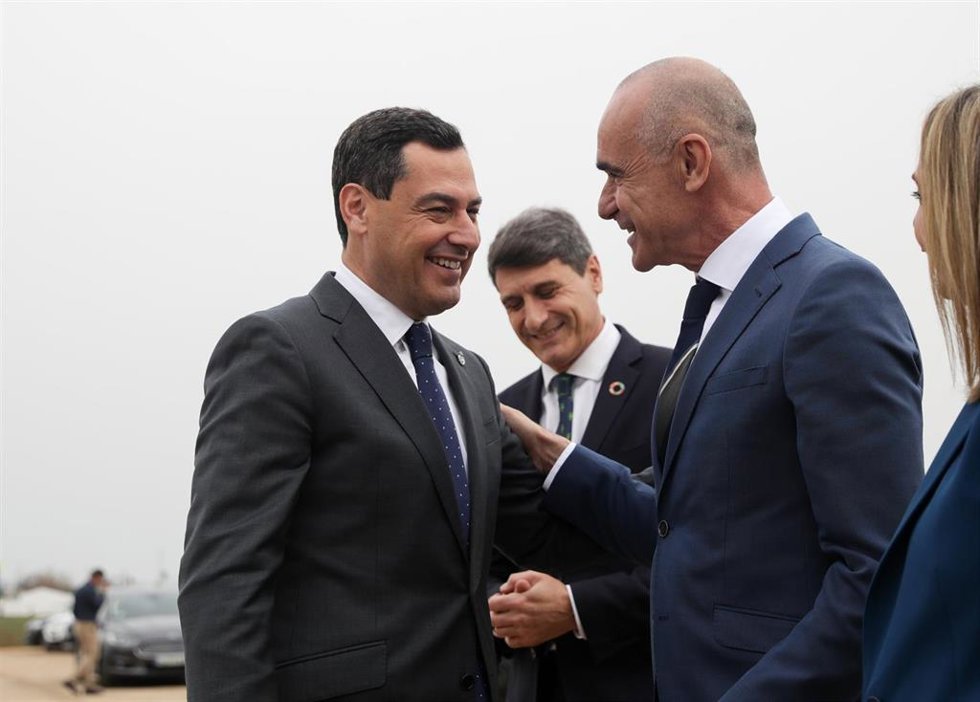 Archivo - El presidente de la Junta de Andalucía, Juanma Moreno, (i) y el alcalde de Sevilla y candidato a la reelección, Antonio Muñoz, en la colocación de la primera piedra de la línea 3 del Metro.