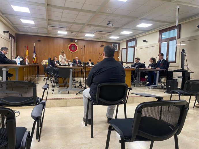 El acusado, sentado durante el juicio.